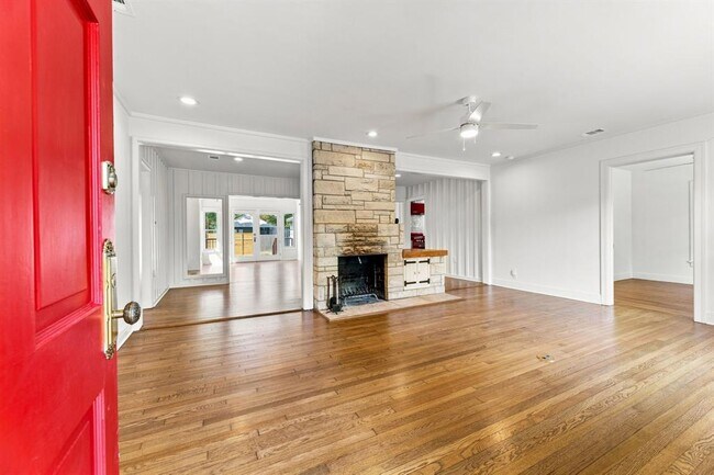 Foto del edificio - 811 E 45th St