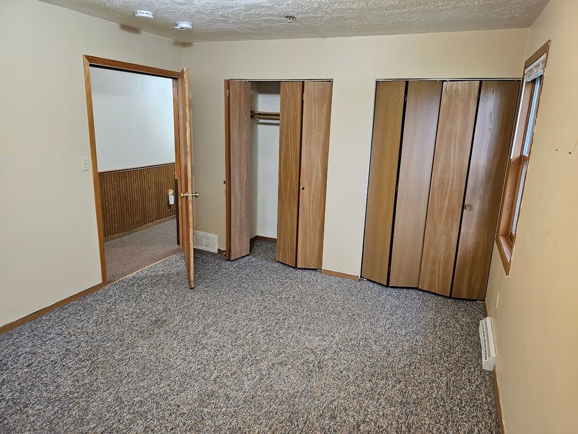 Primary Photo - 533 Lakeshore Ct