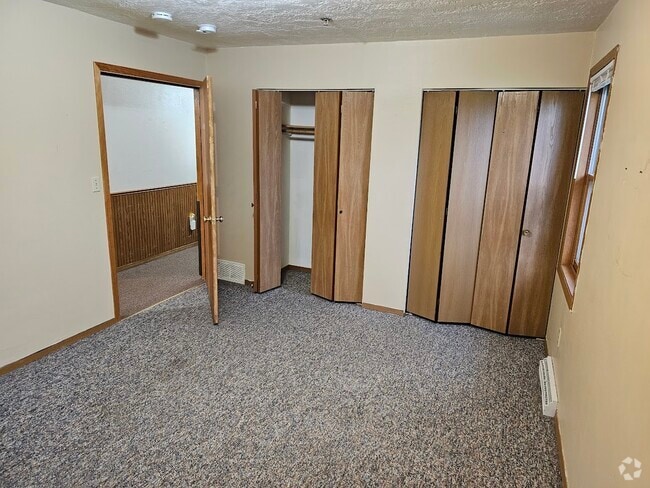 Building Photo - 533 Lakeshore Ct