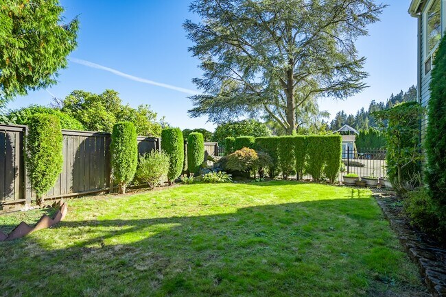 Building Photo - 242 W Lake Sammamish Pkwy SE