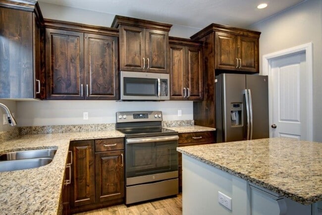 Building Photo - Like New 3 Bedroom 2.5 Bathroom Townhome i...