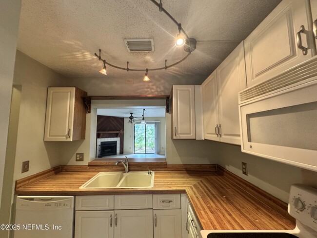 Building Photo - 3801 Crown Point Rd