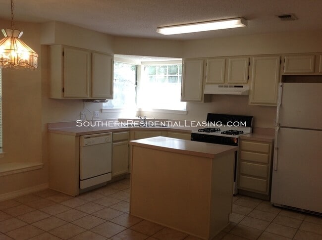 Building Photo - 1904 Mistral Ln W