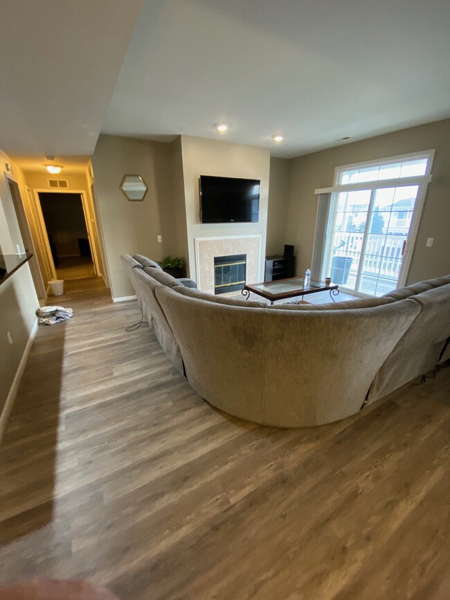 Family room1 - 5625 Twin Oaks Dr