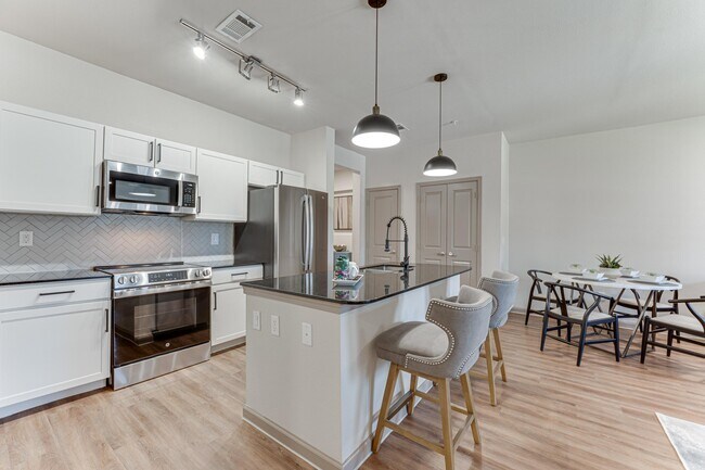 Foto del edificio - Vine + Vail Townhomes and Apartments