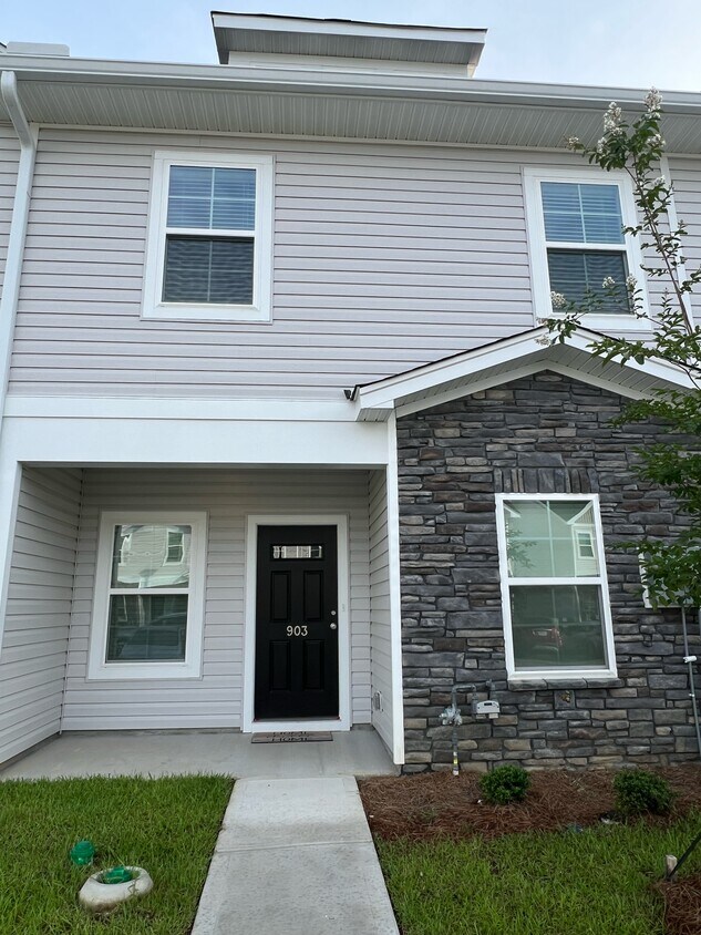 Foto principal - 903 Drake Grove Ln