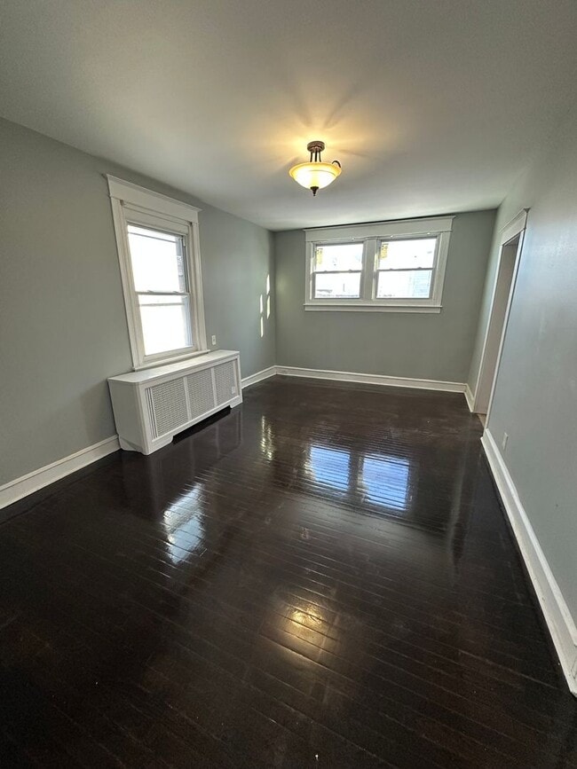 Building Photo - Beautiful renovated 4 bed, 2 full bath