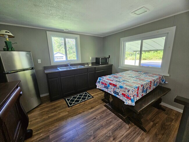 Building Photo - 1002 Artline Rd