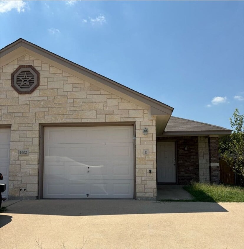 Primary Photo - 1402 Powder River Dr