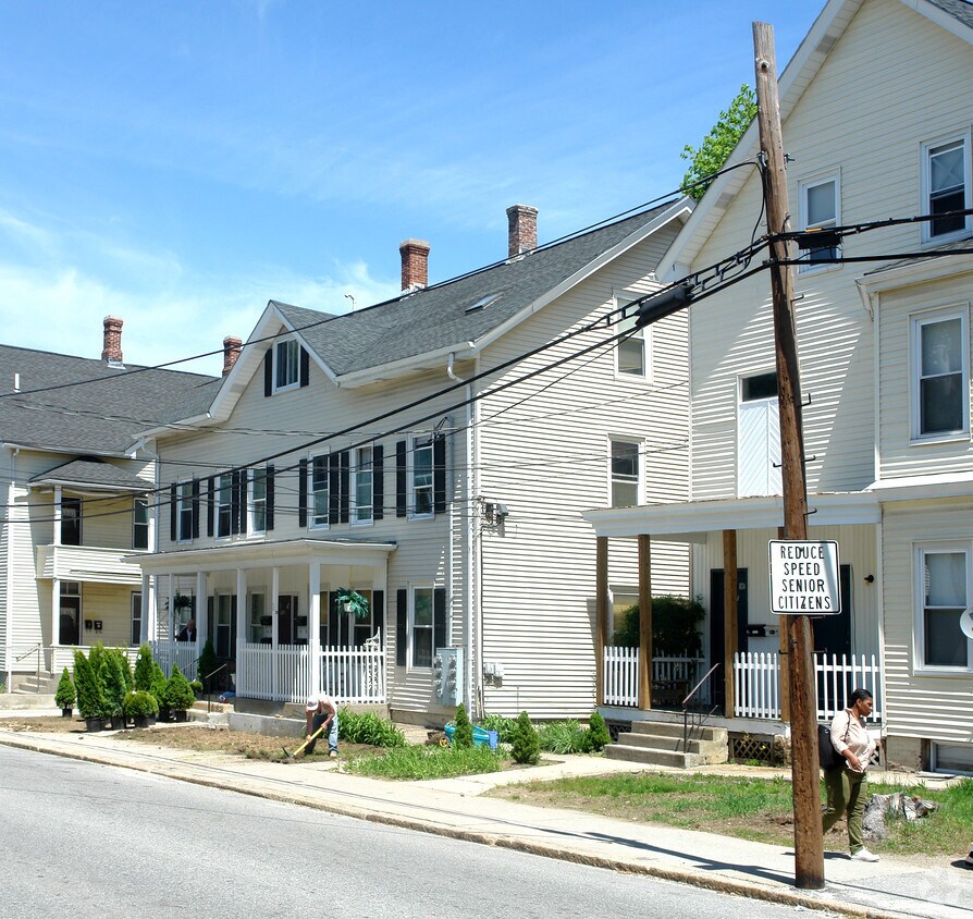 Foto principal - 165 Pond St