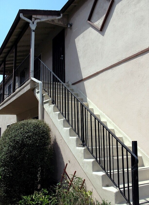 Stairs to entry - 4345 Berryman Ave