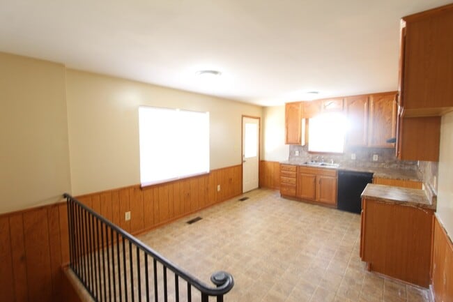 Building Photo - 3 Bedroom 2 Full Bath + Large Den - Pictur...