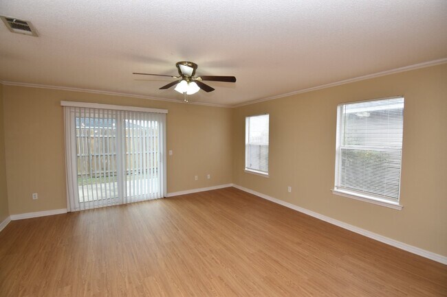 Building Photo - 3 / 2  pet friendly patio home near back g...