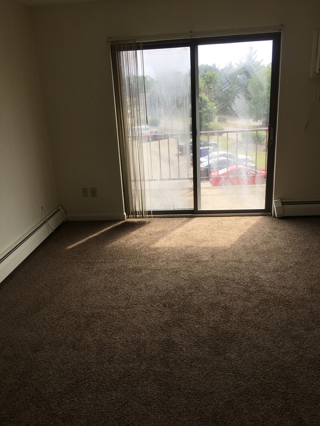 Building Photo - 1 bed 1 bath top floor