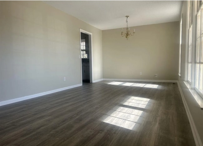Spacious living room - 405 E Suena Dr