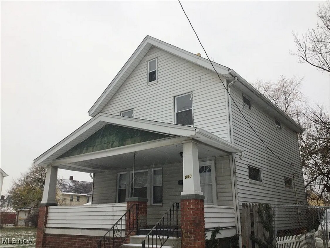 Foto del edificio - Spacious 3-Bedroom Cleveland Home with Classic Character & Large Living Areas