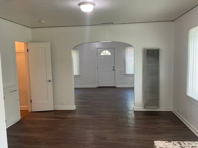 Building Photo - 2 bedroom 1 bathroom duplex in Colton