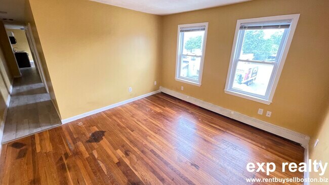 Living room - 15 Linwood St