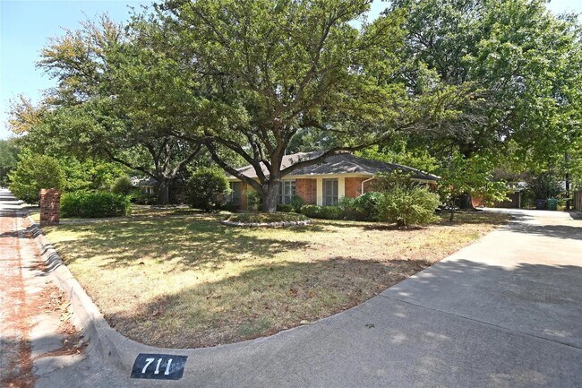 Photo - 711 Northridge St House