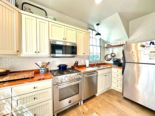 Building Photo - 3 Bedroom 2.5 Bath House in the hip Elliot...