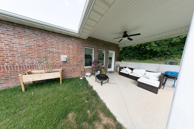 Foto del edificio - 603 Spring Ridge Rd