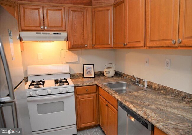 Building Photo - 4600 S Four Mile Run Dr