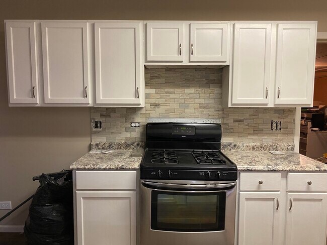 Kitchen - 325 Meadow Ct