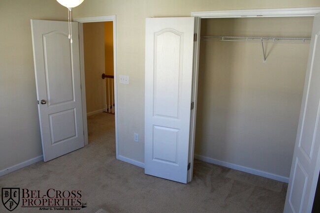 Building Photo - 3 bed/2.5 bath Townhouse in Suncrest Villa...