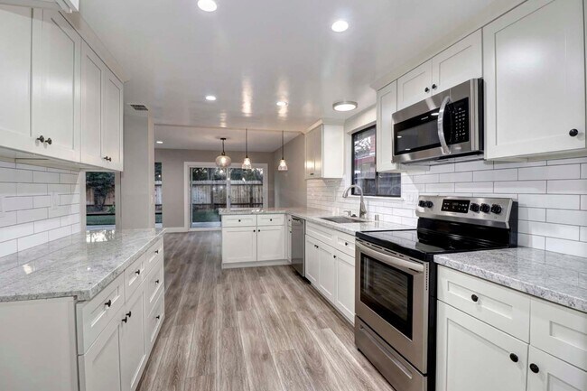 Building Photo - Luxurious single story halflex home next to Covell Park