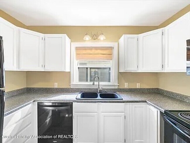 Foto del edificio - Move-In Ready 3 Bed, 2 Bath in Lansing (Section 8 Approved)