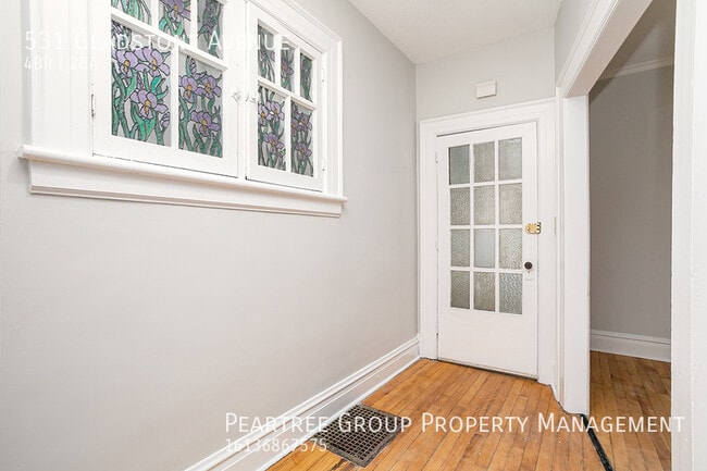 Building Photo - Gorgeous Gladstone House-Downtown - $200.0...