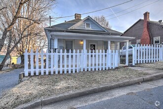 Building Photo - 625 E Pine St