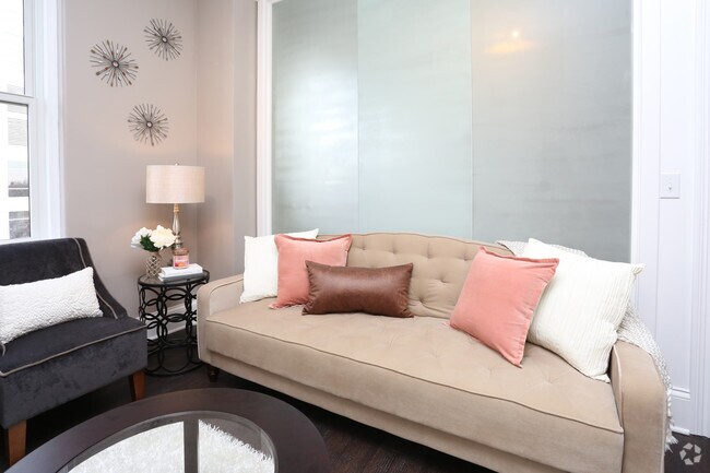 2 habitaciones, 2 baños - Sala de estar - McCurdy Apartments