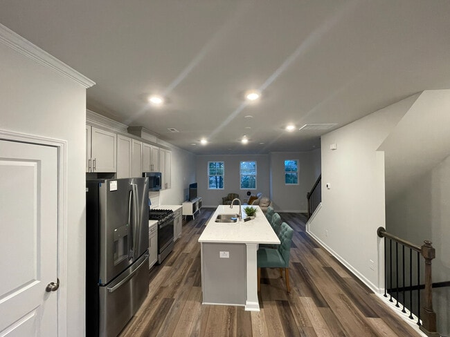 Building Photo - Room in Townhome on Astor Elgin St