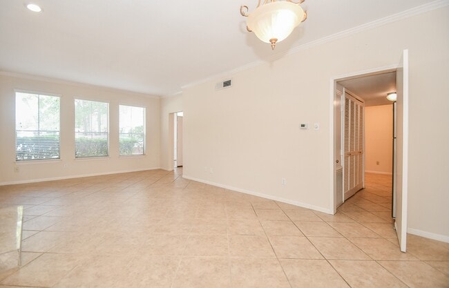 Building Photo - 2100 Tanglewilde St