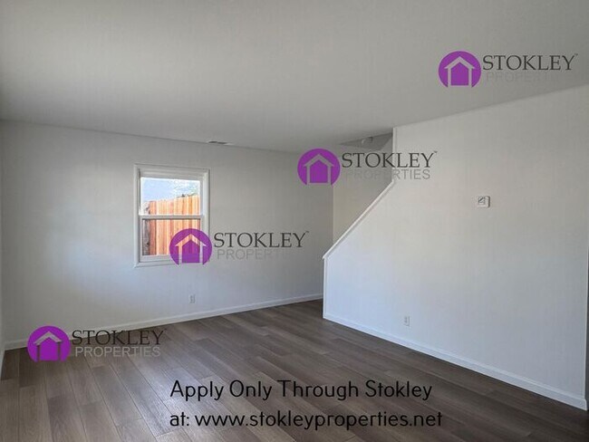 Photo - 1467 Cape Cod Way House