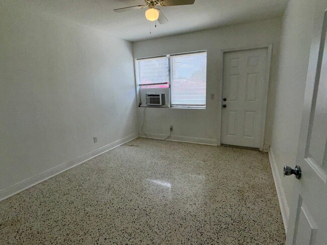 Foto del edificio - 1426 N J St