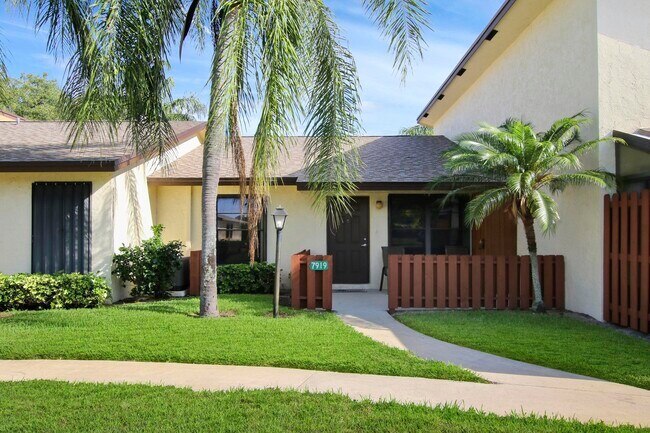 Photo - 7919 SE Villa Cir Apartment