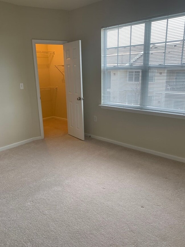 Building Photo - LOVELY TOP LEVEL CONDO IN GERMANTOWN
