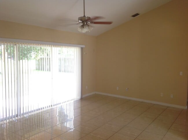 Building Photo - 3 BR 2 BA 2 CG rental in cental PSL