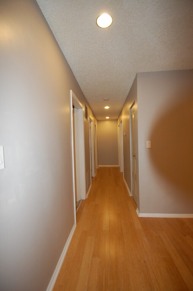 Building Photo - 66 Canterbury Ct