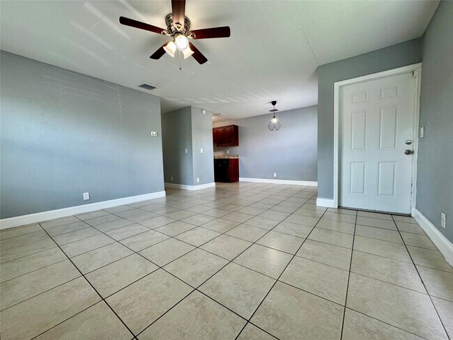 Foto del edificio - 838 SW 14th St