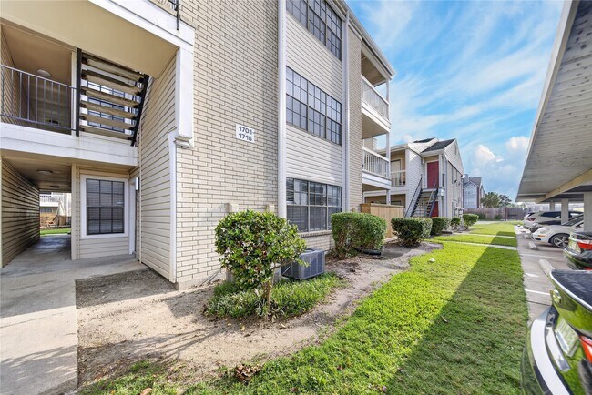 Building Photo - 2750 Holly Hall St