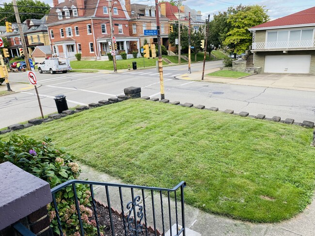 Front yard and view of street - 300 S Aiken Ave