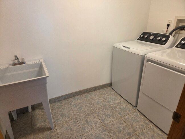 Landry room - 2554 William Penn Ave