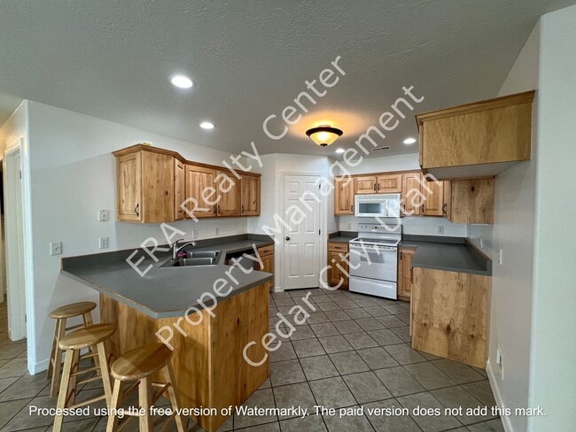 Building Photo - Move-In Bonus! 3 Bed - 2 Bath Twin Home