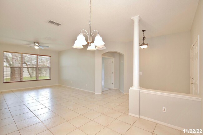 Building Photo - Beautiful 3/2 Spacious Home with a Large B...