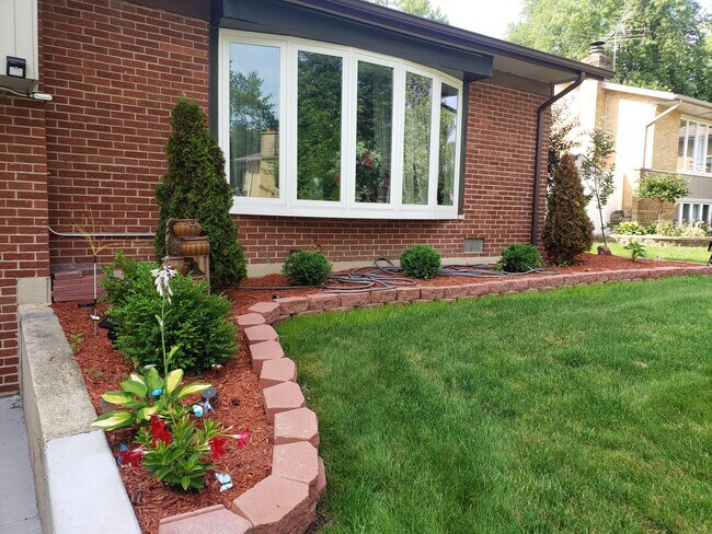 Building Photo - 6624 Forestview Dr
