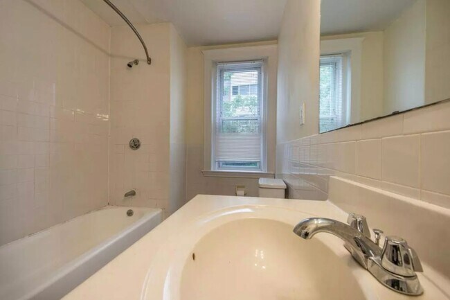 Foto del edificio - NO FEE an a Great Price on Conveniently Lo...