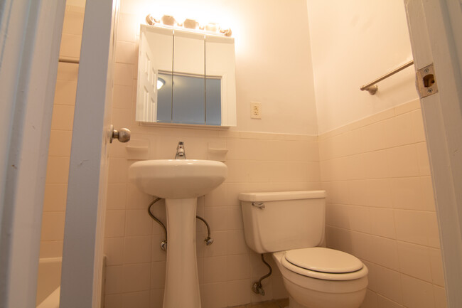 bathroom - 953 Amsterdam Ave